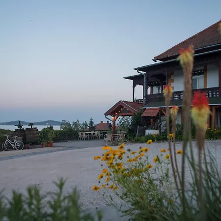 Balatoni Panorama - Bacchus Badacsony アパート バダチョニトマイ